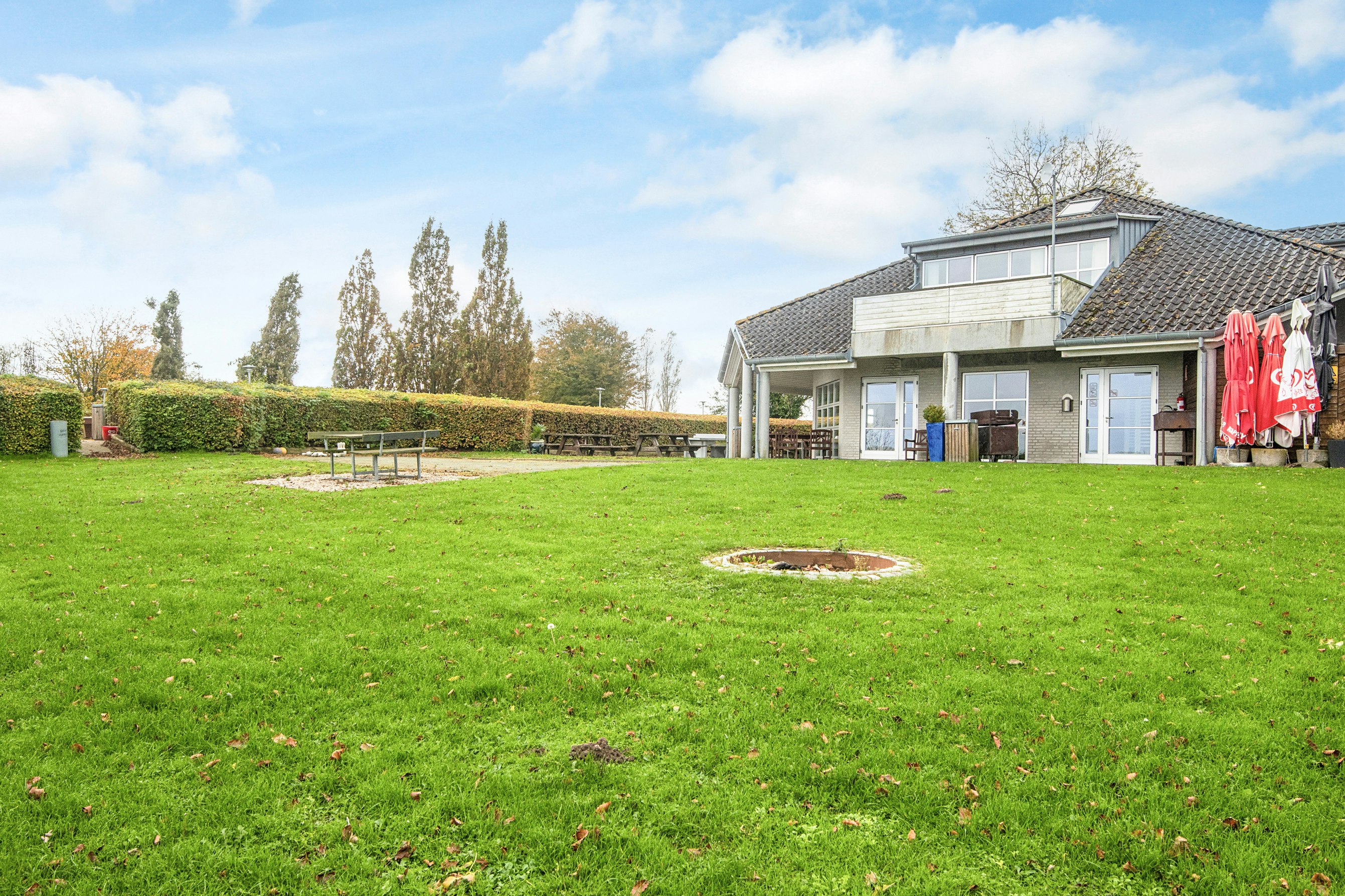 Gåsevig Strand Camping - Große Wiese am Hauptgebäude