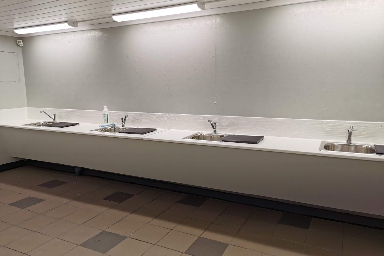 Gudhjem Camping Bornholm  - Innenansicht des Sanitärgebäudes