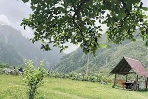 GuestHouse Gjovalin Lokthi - Blick auf den Campingplatz im Grünen