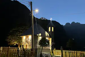 GuestHouse Gjovalin Lokthi - Kleine Kirche am Campingplatz