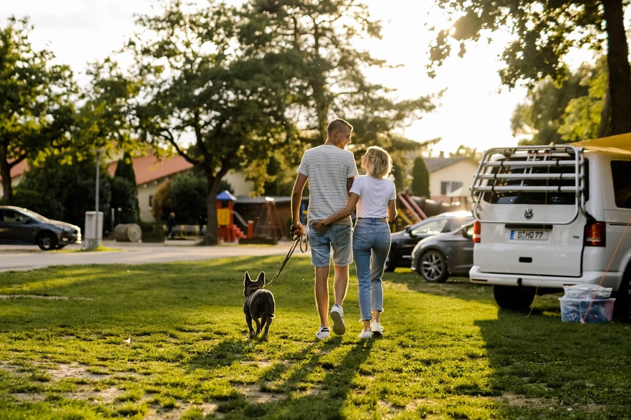 Dreiländer-Camping & Freizeitpark Gugel - Camper mit Hund auf der Standplatzwiese