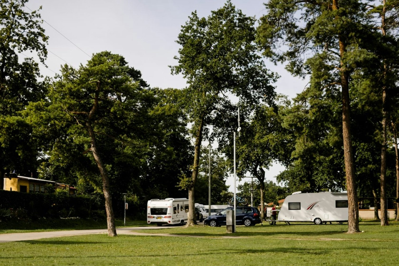 Dreiländer-Camping & Freizeitpark Gugel - Wohnmobil- und Wohnwagenstandplätze auf der Wiese