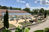 Gugel-Dreiländer-Camping- und Freizeitpark - Campingplatzanlage mit Pool und Liegestühlen in der Sonne