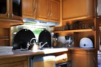 Guillerin Caravan & Glamping - Innenansicht eines Wohnwagens - Küche