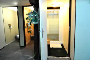 Guillerin Caravan & Glamping - Sanitärgebäude mit Toiletten und Duschen
