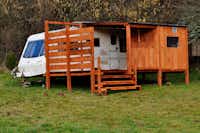 Guillerin Caravan & Glamping -Wohnwagen mit hölzernem Außenwohnraum 