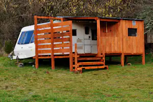 Guillerin Caravan & Glamping -Wohnwagen mit hölzernem Außenwohnraum