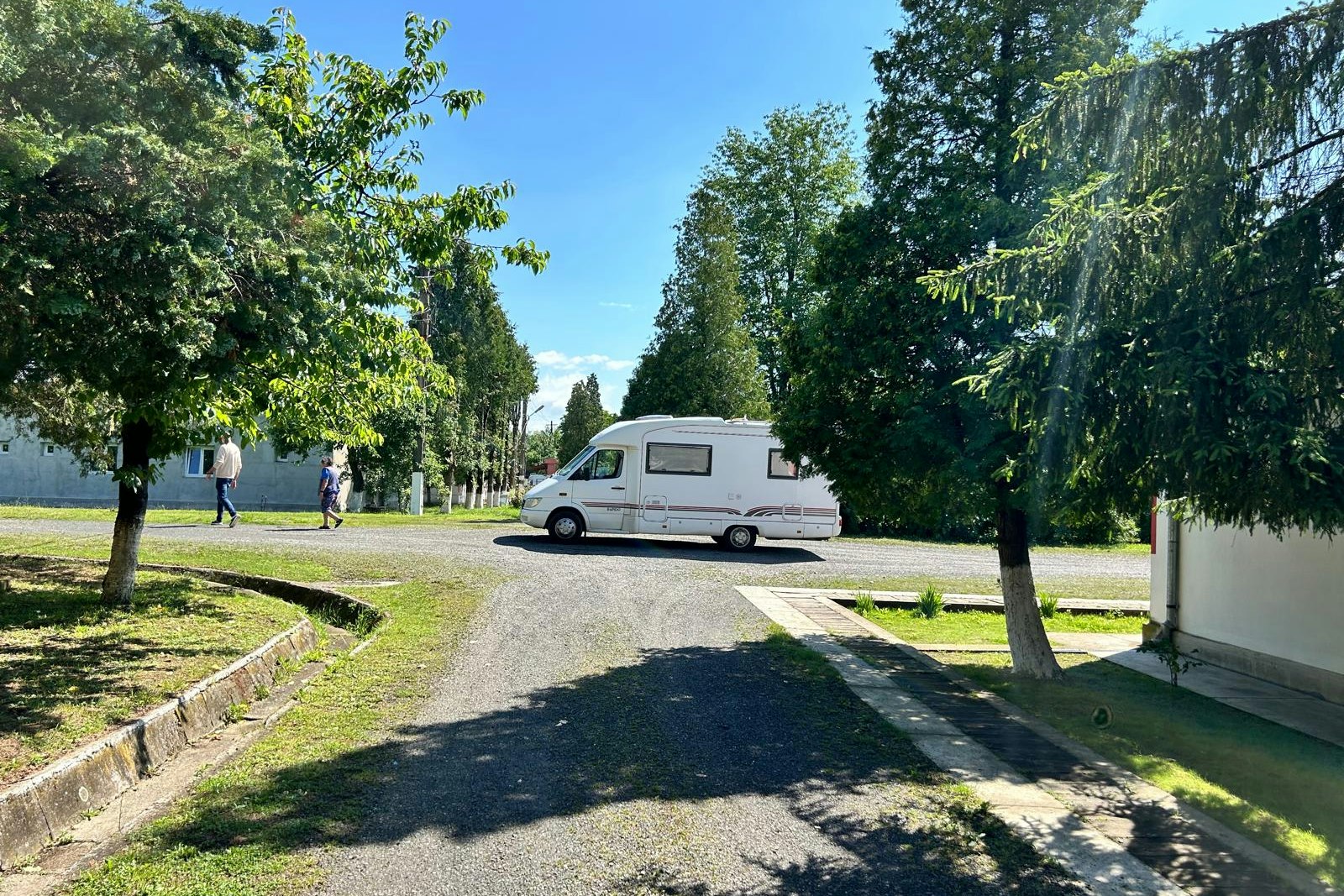 Gurasada Park Campsite - Blick auf den Campingplatz im Grünen