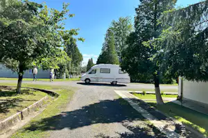 Gurasada Park Campsite - Blick auf den Campingplatz im Grünen