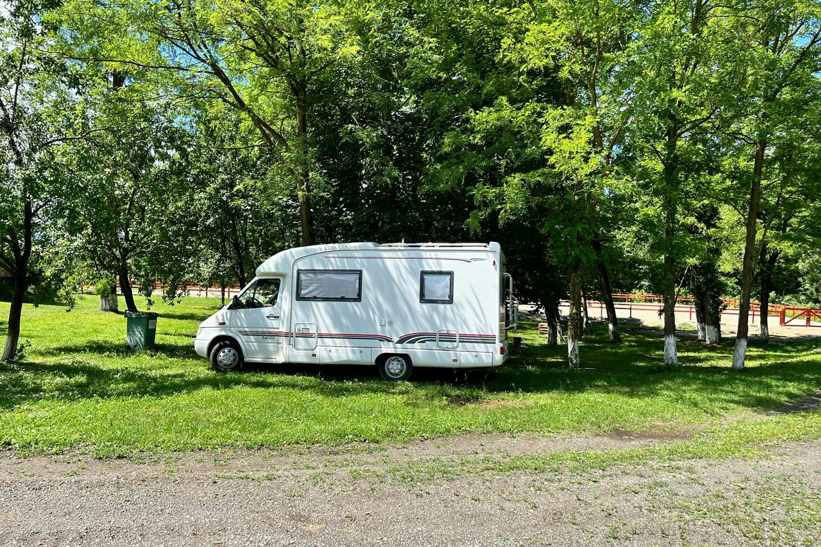Gurasada Park Campsite - Standplätze auf dem Campingplatz