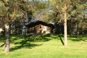 Haapasaaren Lomakylä - Mobilheim vom Campingplatz im Schatten von Bäumen