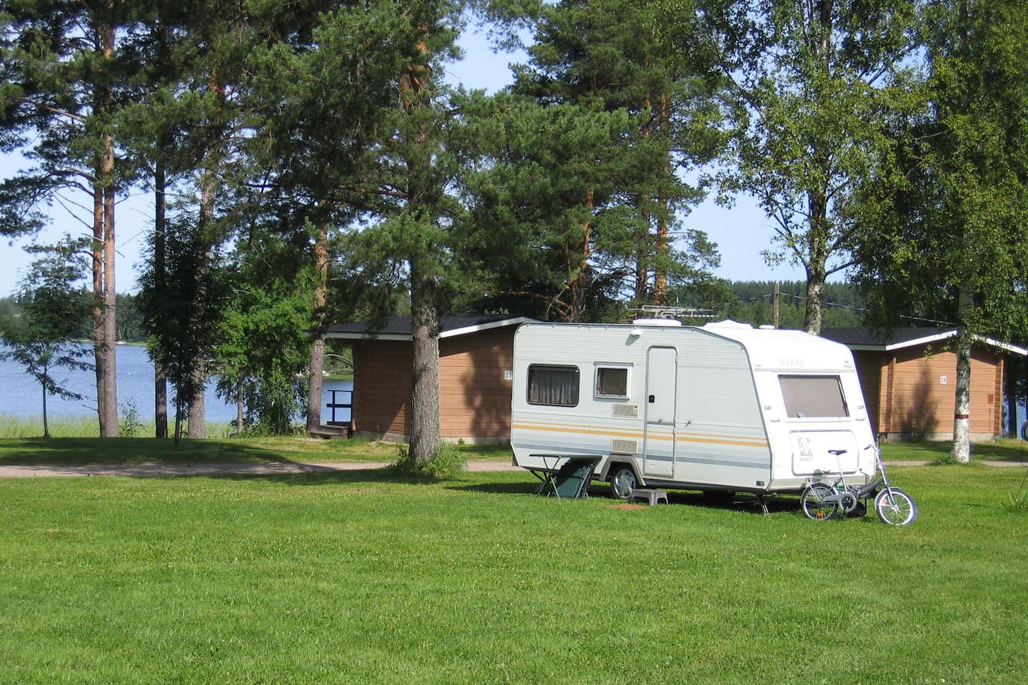 Haapasaaren Lomakylä  -  Stellplatz und Mobilheime vom Campingplatz mit Blick auf den See