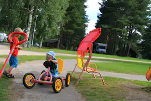 Haapasaaren Lomakylä - Kinder spielen auf dem Wohnwagen- und Zeltstellplatz vom Campingplatz
