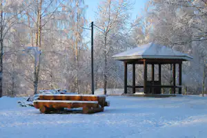 Haapasaaren Lomakylä - Picknicktisch und Pavillon vom Campingplatz im Winter