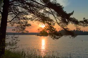 Haapasaaren Lomakylä - Blick vom Campingplatz auf den See bei Sonnenuntergang