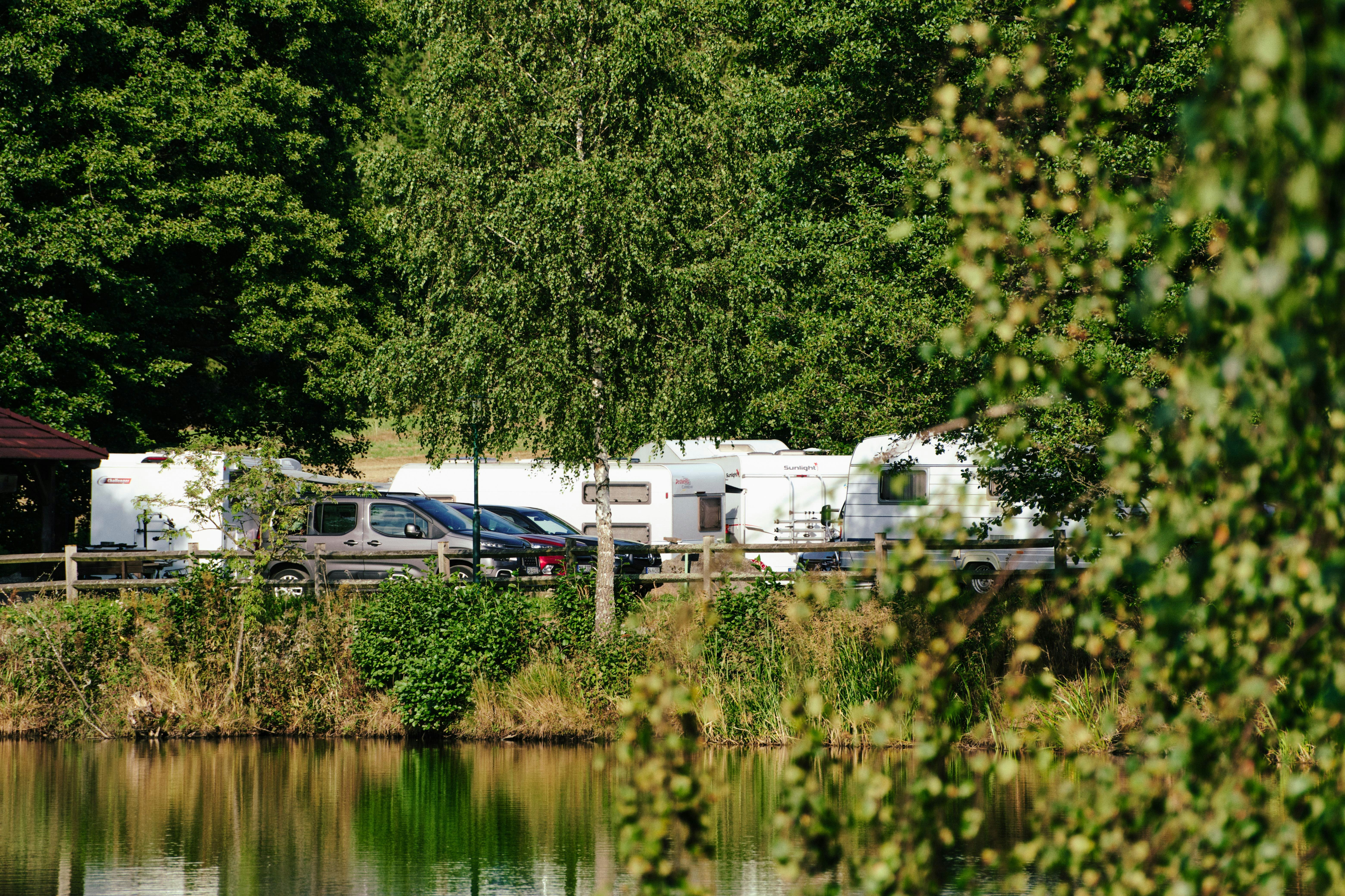 Haarstubencamp Reingers - Blick auf die Standplätze am See