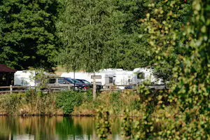 Haarstubencamp Reingers - Blick auf die Standplätze am See