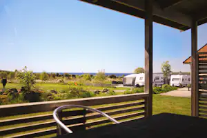 SweCamp Hälleviks Camping - Mobilheim mit Terrasse auf dem Campingplatz