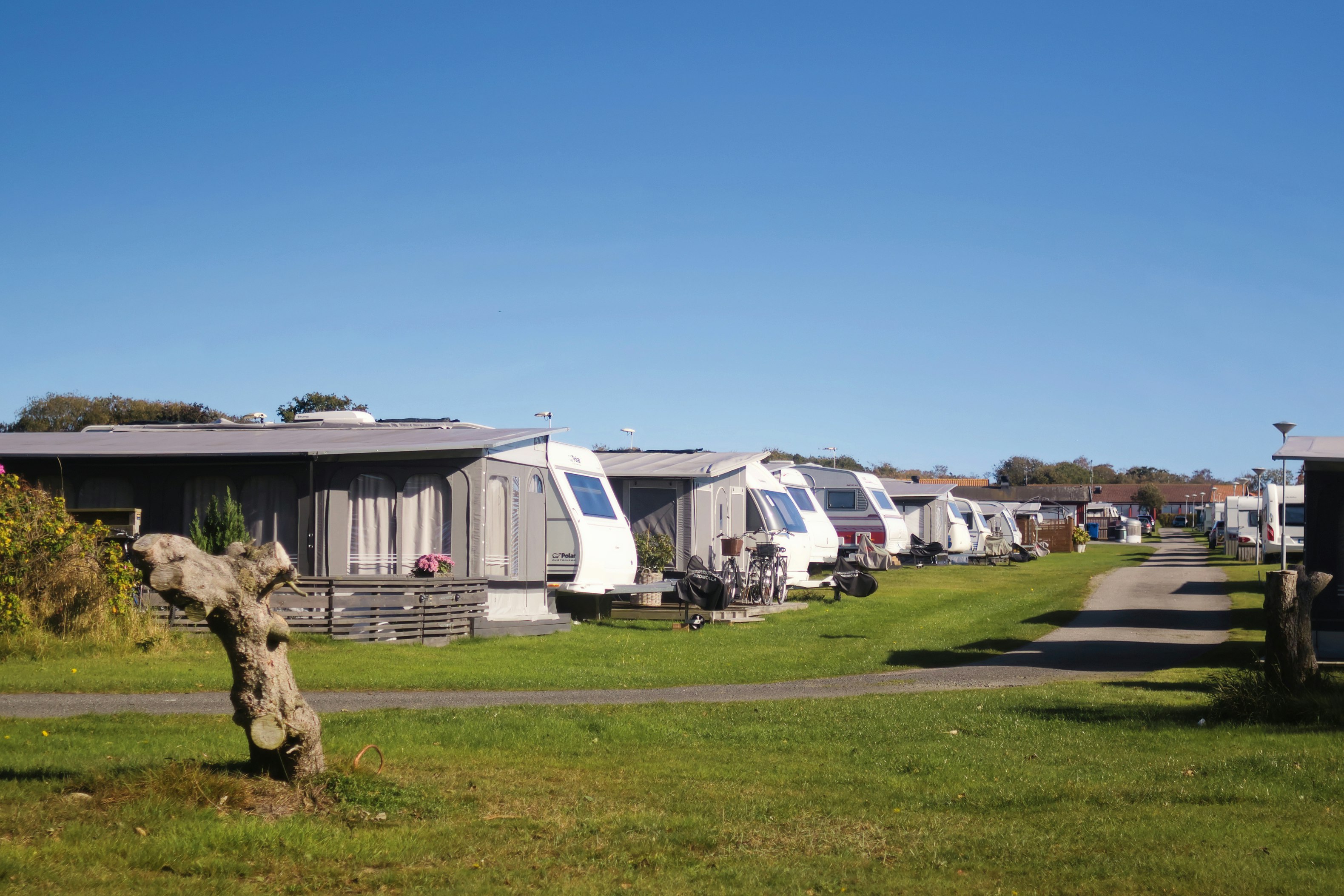 SweCamp Hälleviks Camping - Blick auf die Standplätze auf der Wiese