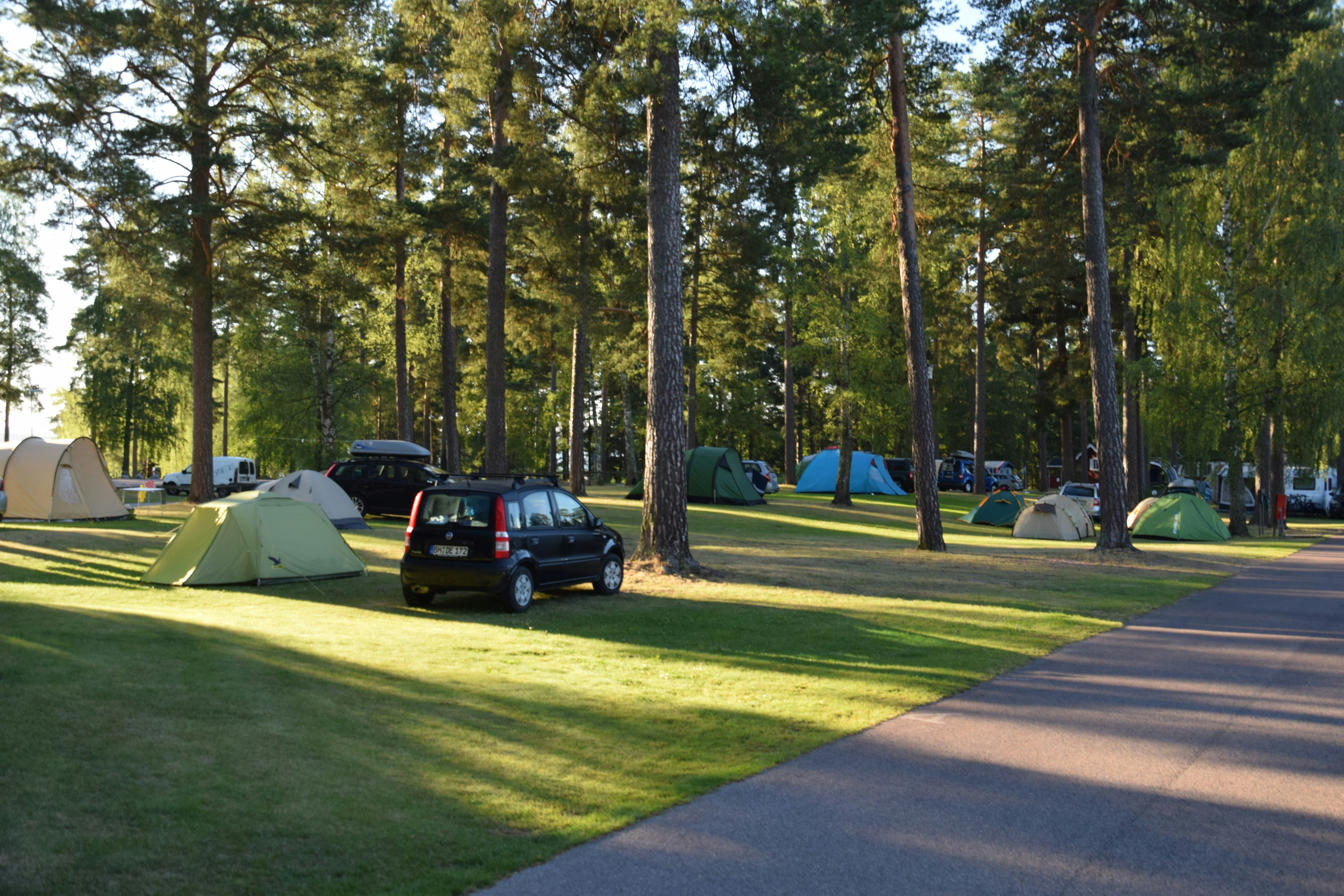 Hätte Camping - Zeltplätze auf dem Campingplatz zwischen Bäumen