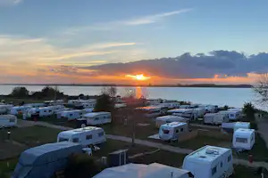 Haffcamp Boiensdorfer Werder - Blick auf die Stellplätze bei Sonnenuntergang