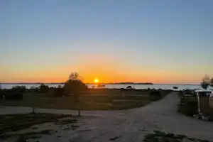 Haffcamp Boiensdorfer Werder - Blick auf die Stellplätze bei Sonnenuntergang