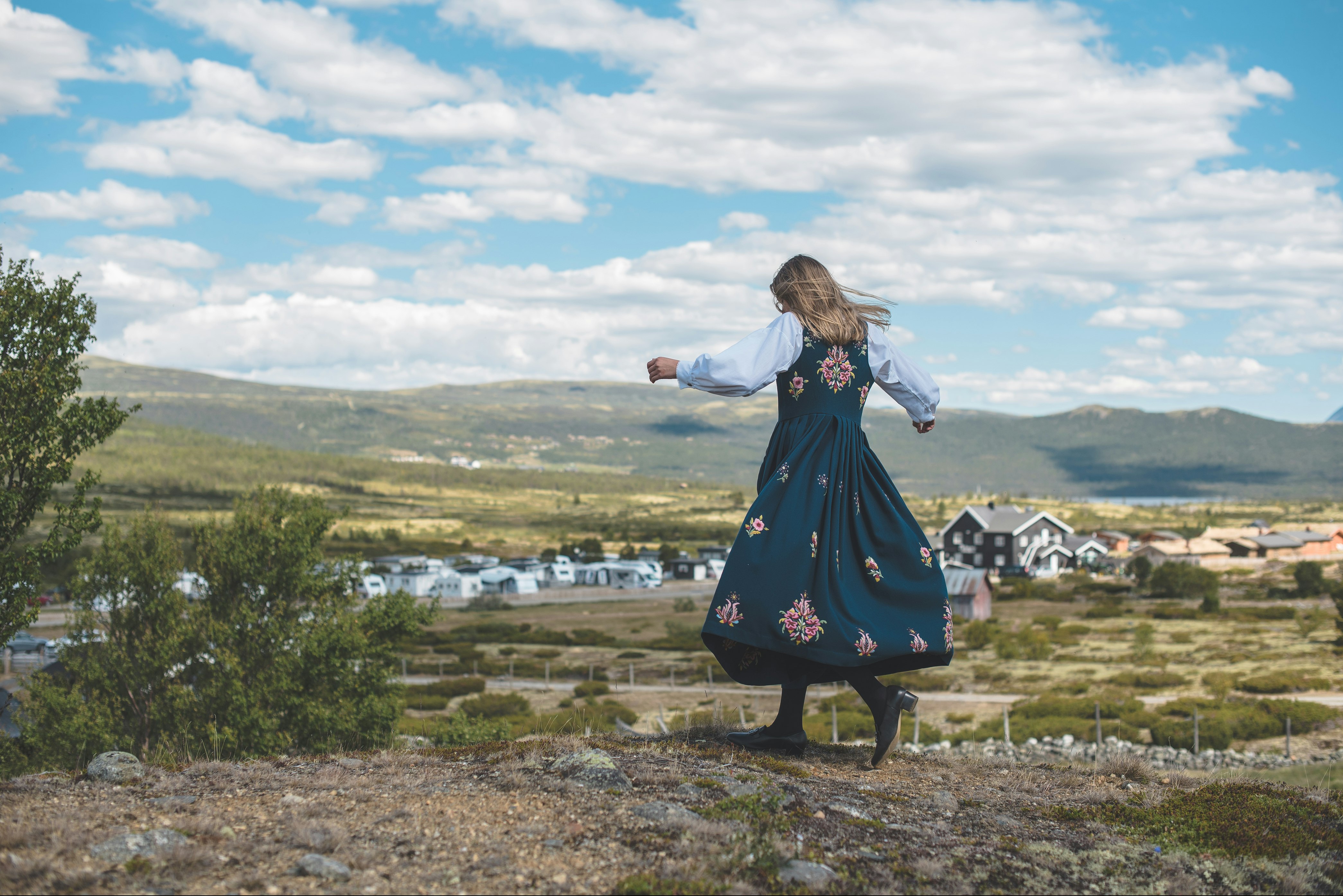 Hageseter Touristcabin - Frau mit traditioneller Kleidung auf dem Campingplatz