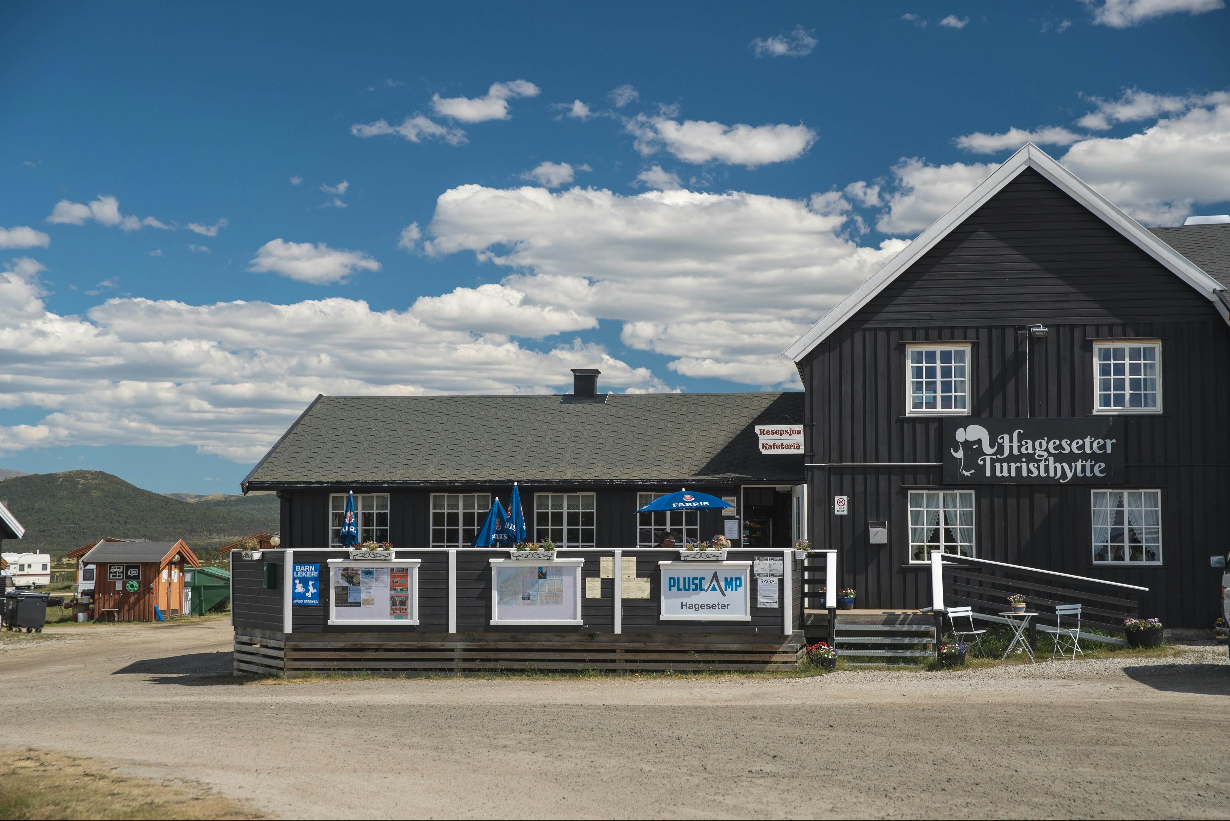 Hageseter Touristcabin - Servicegebäude mit Terrasse auf dem Campingplatz