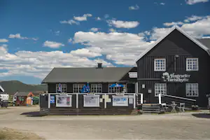 Hageseter Touristcabin - Servicegebäude mit Terrasse auf dem Campingplatz