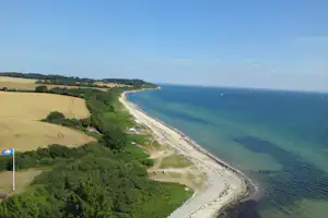 Halk Strand Camping - Luftaufnahme des Campingplatzes am Meer