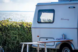 Halk Strand Camping - Wohnmobil- und Wohnwagenstandplätze auf der Wiese