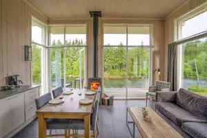 Topcamp Hallingdal Hallingdal Feriepark - Innenansicht eines Mobilheims mit Küche und Kamin