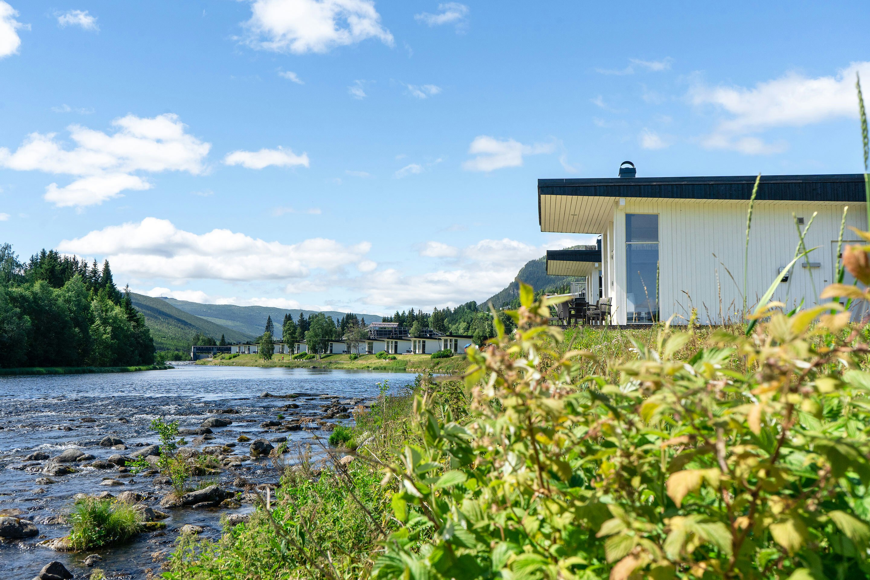 Topcamp Hallingdal  Hallingdal Feriepark  - Mobilheime auf dem Campingplatz mit Blick auf den Fluss