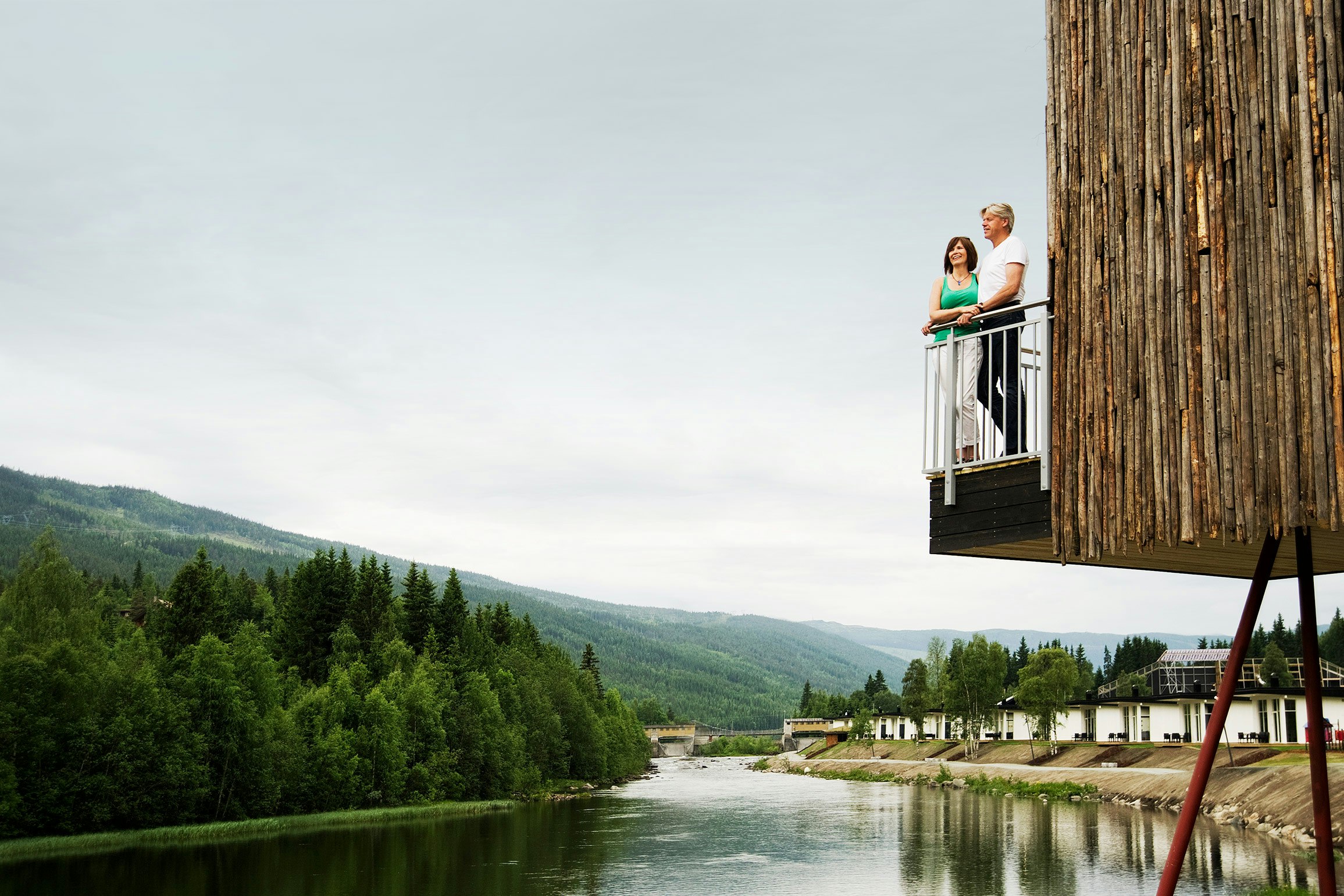 Topcamp Hallingdal  Hallingdal Feriepark - Camper genießen die Aussicht von einer Stelzenhütte aus