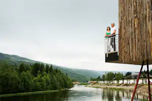 Topcamp Hallingdal Hallingdal Feriepark - Camper genießen die Aussicht von einer Stelzenhütte aus