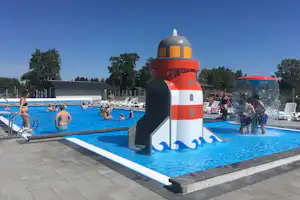 Hals Strand Camping - Pool vom Campingplatz mit Liegestühlen in der Sonne