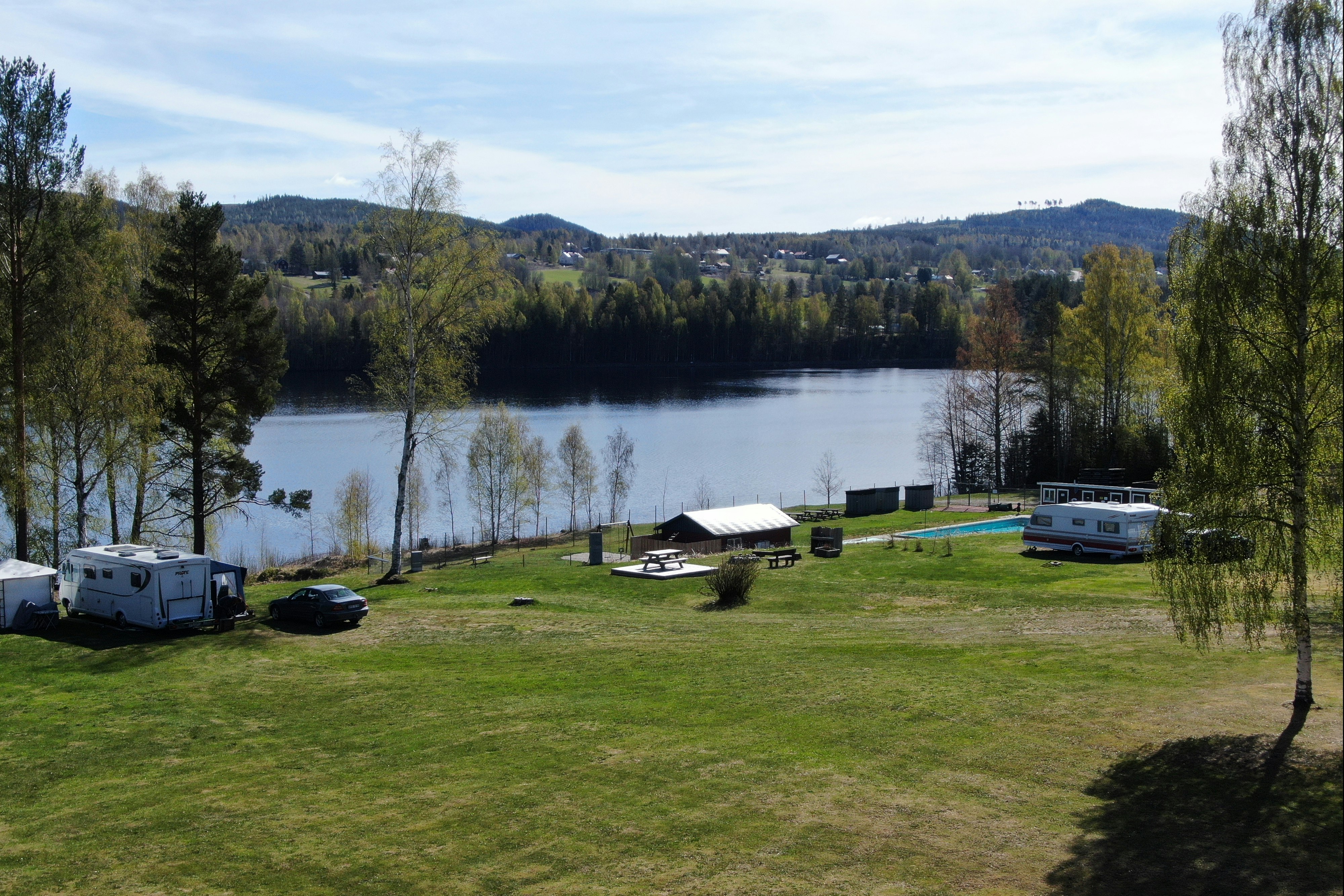 Hammarstrands Camping, Stugby och Fiske - Luftaufnahme des Campingplatzes am Wasser