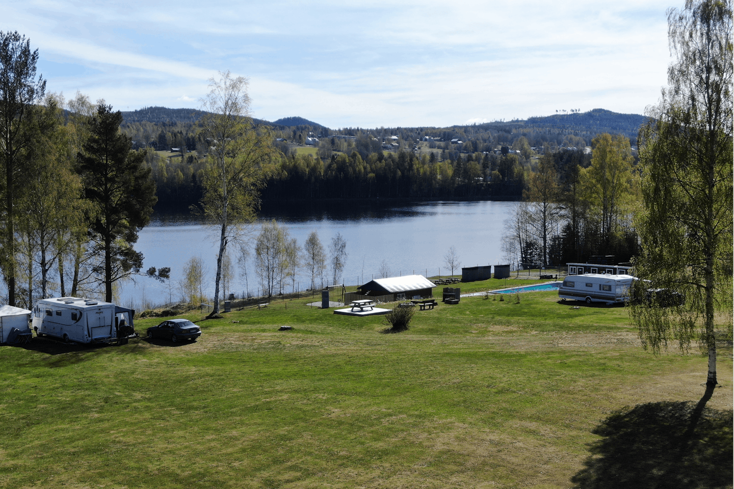 Hammarstrands Camping, Stugby och Fiske - Luftaufnahme des Campingplatzes am Wasser