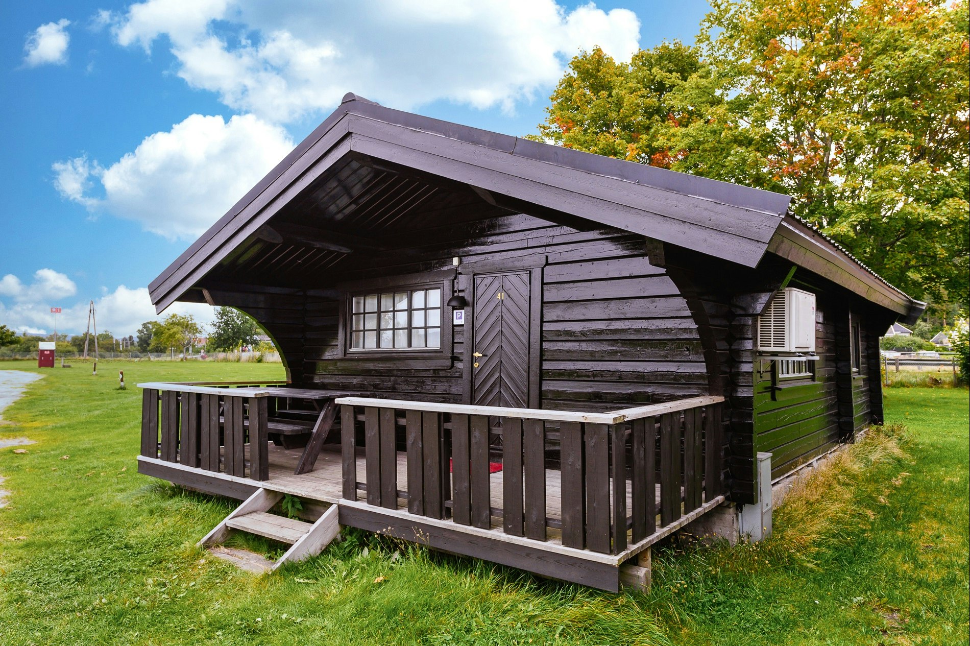 Hamre Familiecamping  - Mobilheim mit Terrasse auf dem Campingplatz
