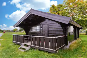 Hamre Familiecamping - Mobilheim mit Terrasse auf dem Campingplatz