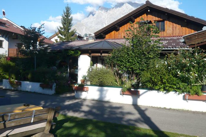 Happy Camp - Esstisch im grünen mit Blick auf die Berge