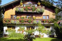 Happy Camp - Traditionelles Alpen-Bauernhaus am Campingplatz