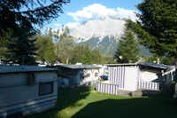 Happy Camp - Wohnwagenstellplätze auf dem Campingplatz mit Blick auf die Berge