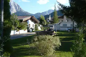 Happy Camp - Zeltplatz im Grünen mit Esstisch