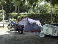Happy Camping - Zeltplätze im Grünen auf dem Campingplatz