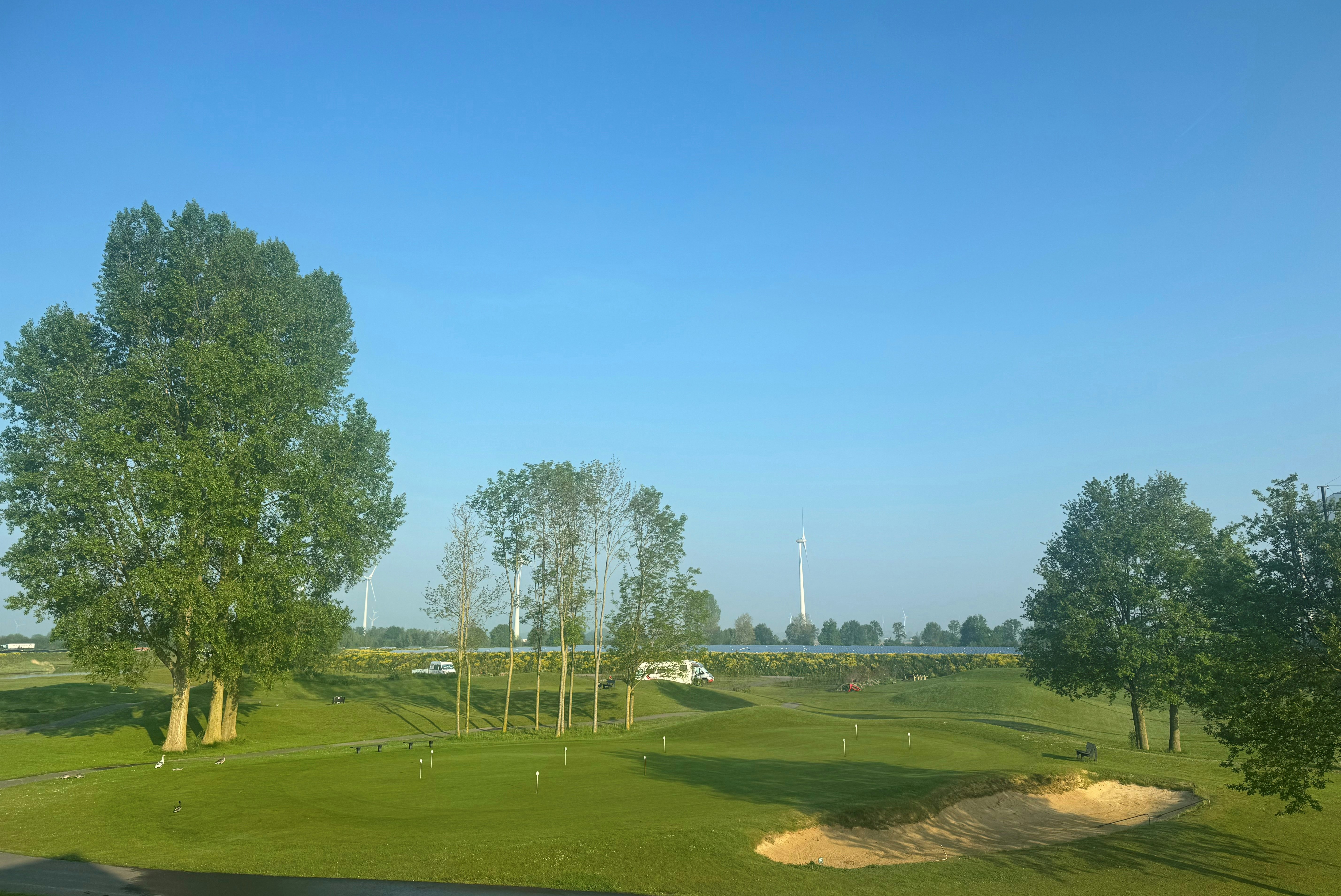 Harderwold Villa Resort - Blick auf den Campingplatz im Grünen