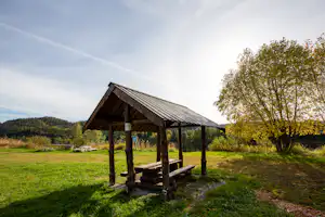 Harran Camping - Sitzbaenke.jpg