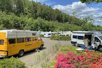 Harz Camp Goslar - Wohnmobil- und  Wohnwagenstellplätze umringt von Wald
