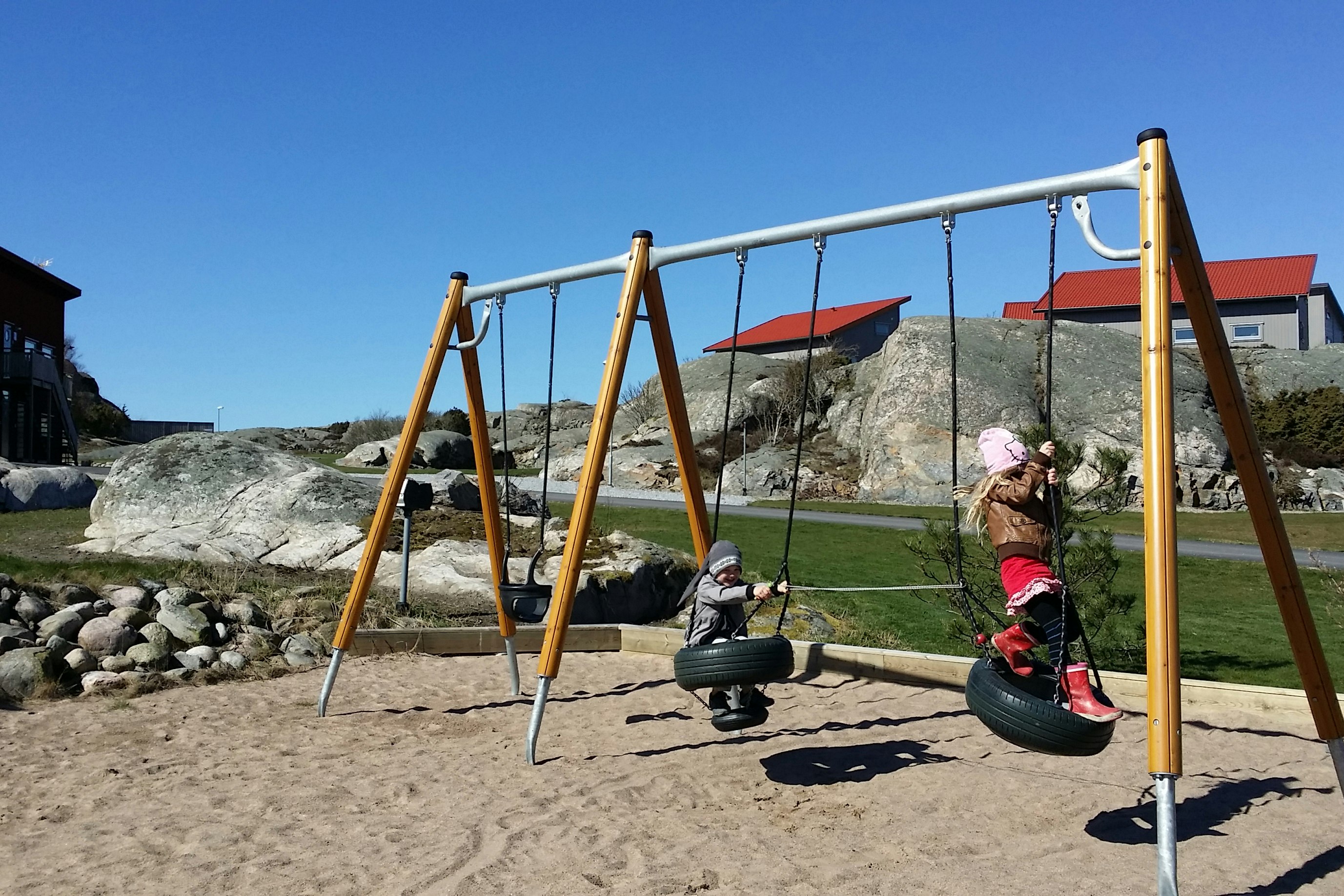 Hav & Logi Skärhamn - Schaukeln auf dem Kinderspielplatz