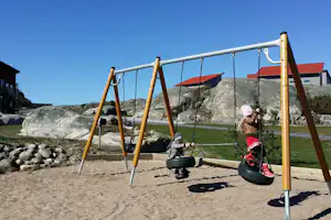 Hav & Logi Skärhamn - Schaukeln auf dem Kinderspielplatz